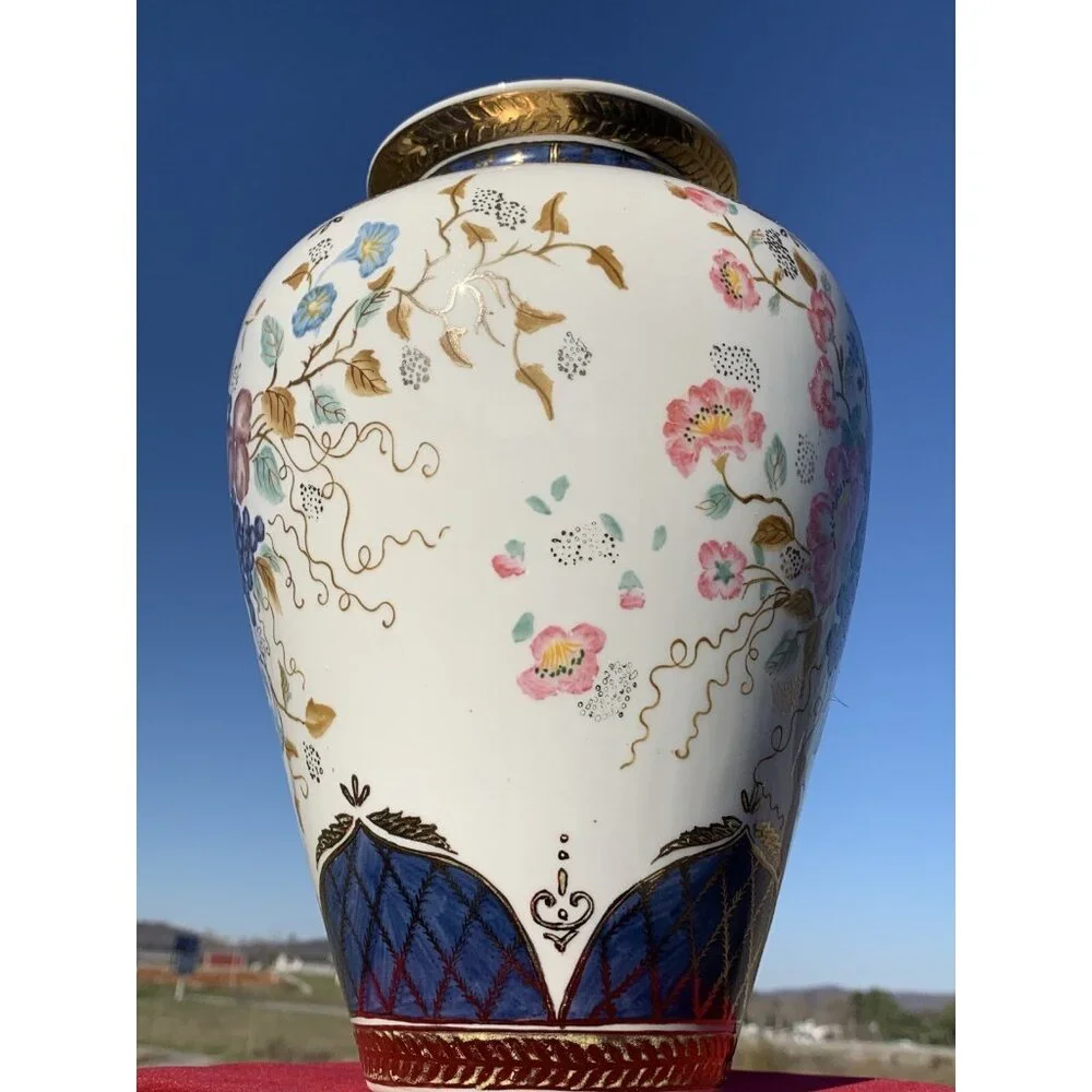 Gorgeous Chinese Famille Rose Porcelain 10.25